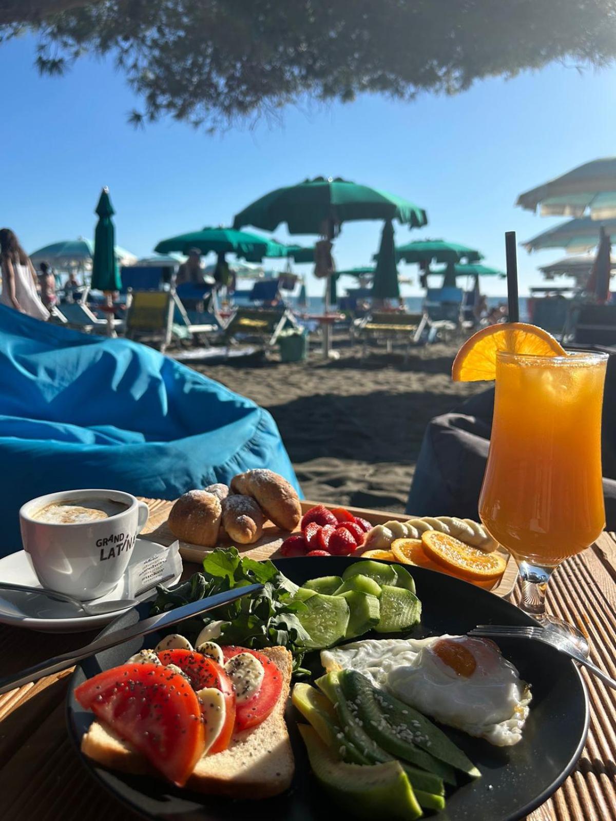 Helena Hotel Shëngjin Екстериор снимка